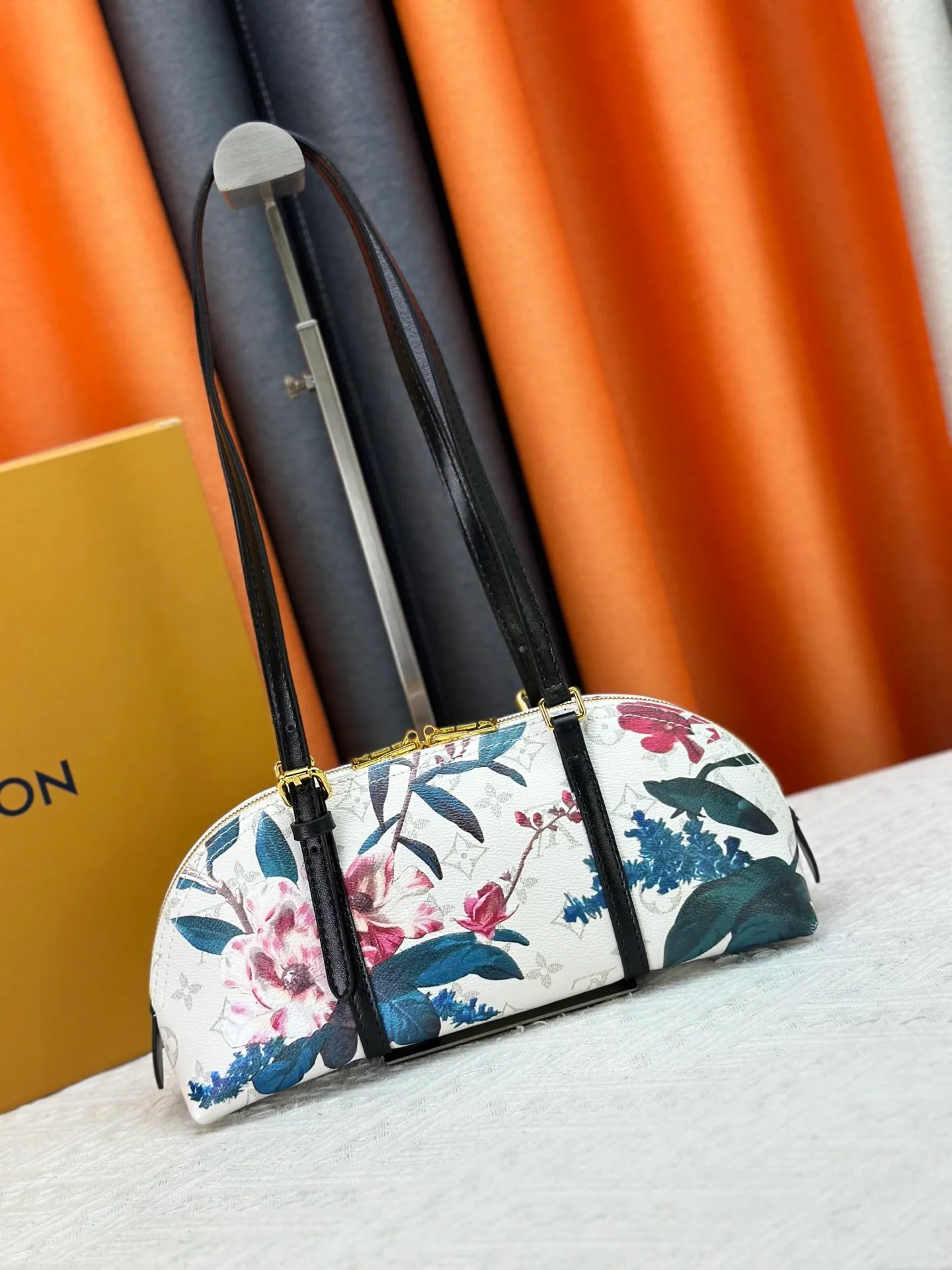 P240 LV Louis Vuitton｜alma bb printed shell bag This Retiro bag is classic and timeless. The elegant and low-key shape design and spacious bag body add practicality. Instructions for use: - Color-changing trim, adjustable shoulder straps, shoulder pads with tree cake leather, zipper closure. - Microfiber lining Size 32 14 Cat. No. 90612 M13086
