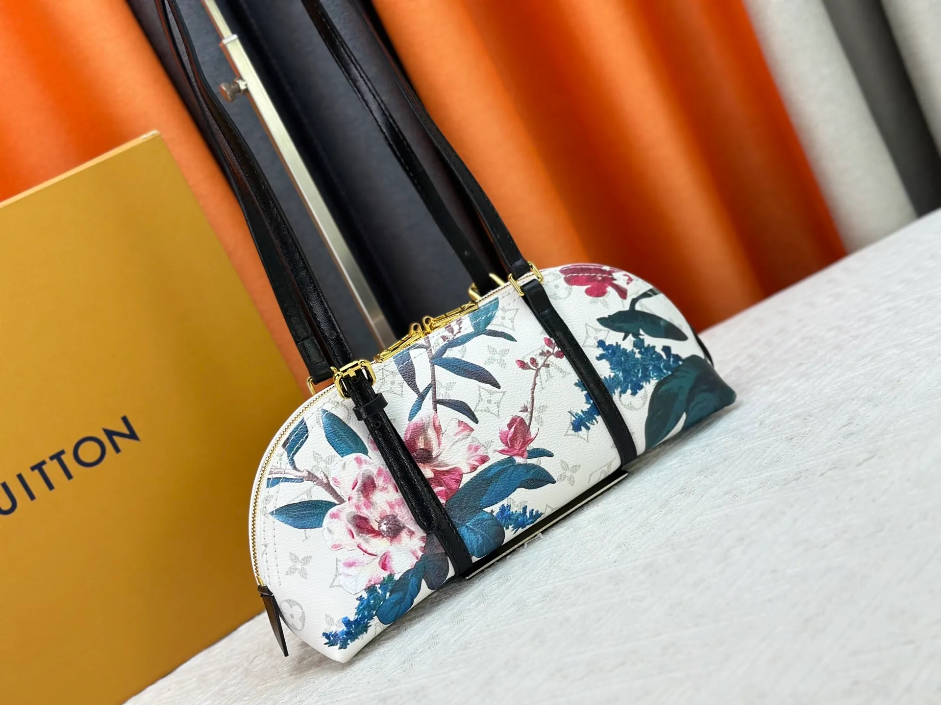 P240 LV Louis Vuitton｜alma bb printed shell bag This Retiro bag is classic and timeless. The elegant and low-key shape design and spacious bag body add practicality. Instructions for use: - Color-changing trim, adjustable shoulder straps, shoulder pads with tree cake leather, zipper closure. - Microfiber lining Size 32 14 Cat. No. 90612 M13086