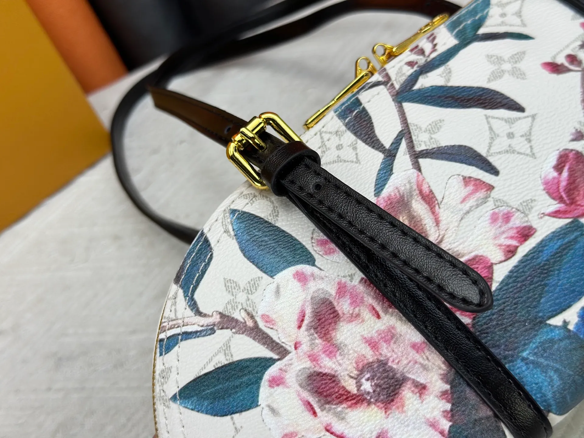 P240 LV Louis Vuitton｜alma bb printed shell bag This Retiro bag is classic and timeless. The elegant and low-key shape design and spacious bag body add practicality. Instructions for use: - Color-changing trim, adjustable shoulder straps, shoulder pads with tree cake leather, zipper closure. - Microfiber lining Size 32 14 Cat. No. 90612 M13086