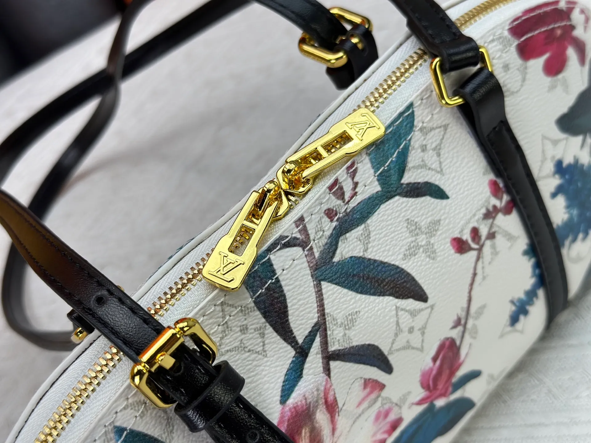 P240 LV Louis Vuitton｜alma bb printed shell bag This Retiro bag is classic and timeless. The elegant and low-key shape design and spacious bag body add practicality. Instructions for use: - Color-changing trim, adjustable shoulder straps, shoulder pads with tree cake leather, zipper closure. - Microfiber lining Size 32 14 Cat. No. 90612 M13086