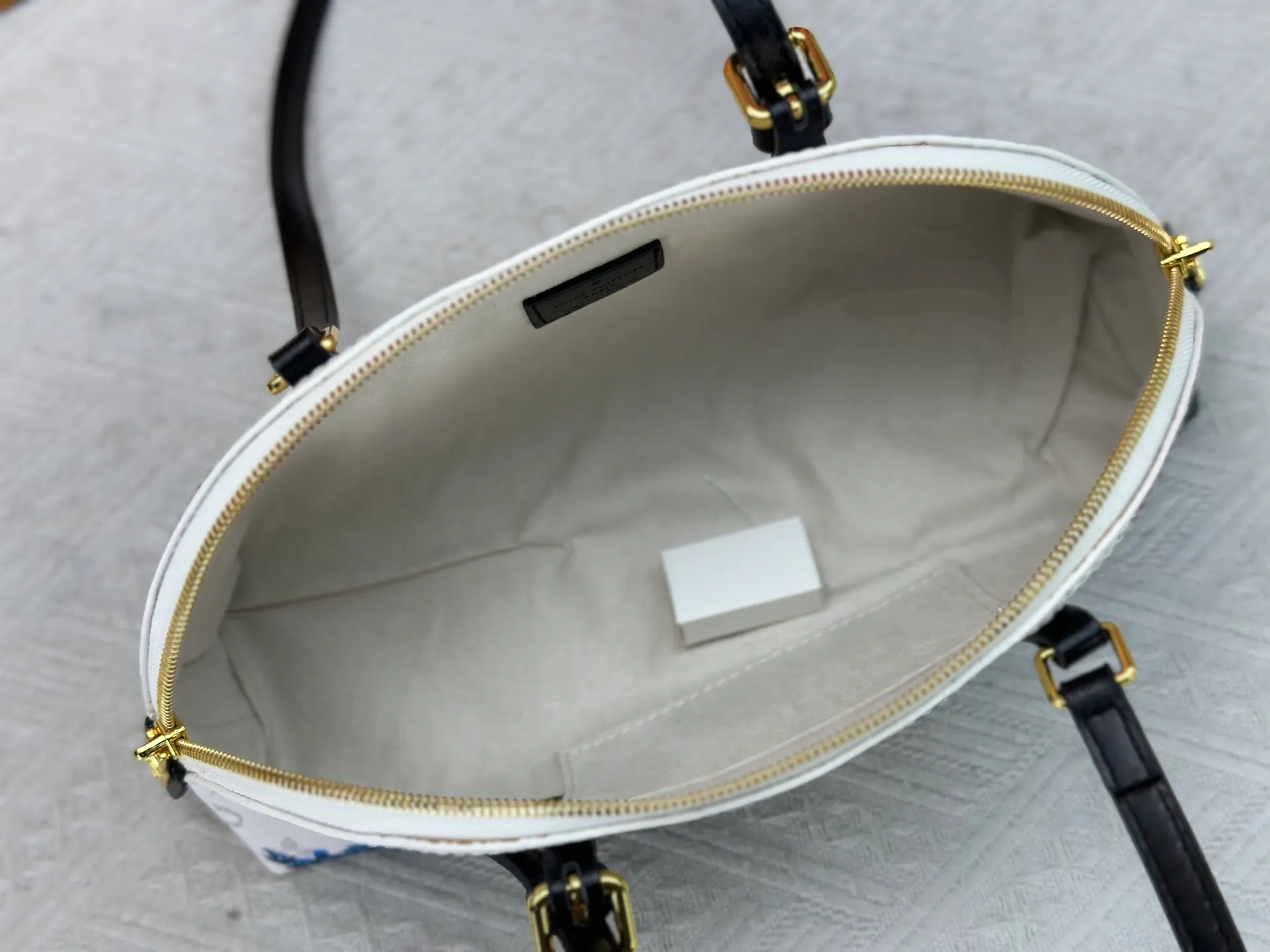 P240 LV Louis Vuitton｜alma bb printed shell bag This Retiro bag is classic and timeless. The elegant and low-key shape design and spacious bag body add practicality. Instructions for use: - Color-changing trim, adjustable shoulder straps, shoulder pads with tree cake leather, zipper closure. - Microfiber lining Size 32 14 Cat. No. 90612 M13086
