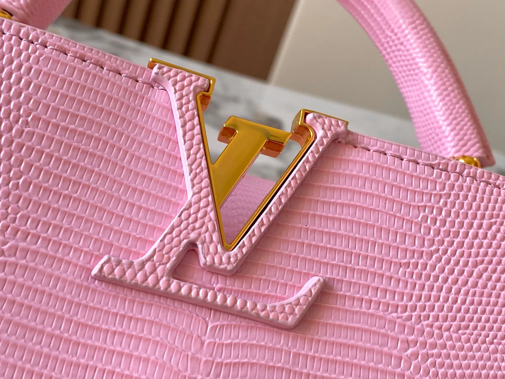 Top original P440 Guangzhou-made M99528 pink lizard skin gold buckle CapucinesBB handbag exquisitely combines graceful lizard skin outer layer, delicate sheepskin lining and glossy metal parts. The iconic flap makes two styles fashionable. The LV logo can be read on the inside and Monogram flowers bloom on the outside. It can light up an eye-catching corner for evening occasions and add a personalized atmosphere to the wardrobe. Shine gorgeous style in day and night occasions.  Detailed features 27 x 18 x 9 cm (length x height x width)