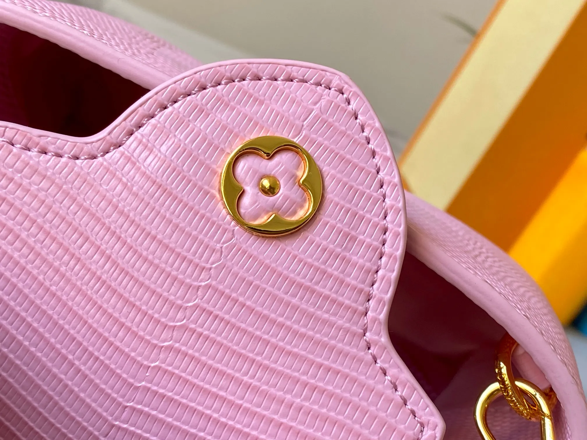 Top original P440 Guangzhou-made M99528 pink lizard skin gold buckle CapucinesBB handbag exquisitely combines graceful lizard skin outer layer, delicate sheepskin lining and glossy metal parts. The iconic flap makes two styles fashionable. The LV logo can be read on the inside and Monogram flowers bloom on the outside. It can light up an eye-catching corner for evening occasions and add a personalized atmosphere to the wardrobe. Shine gorgeous style in day and night occasions.  Detailed features 27 x 18 x 9 cm (length x height x width)