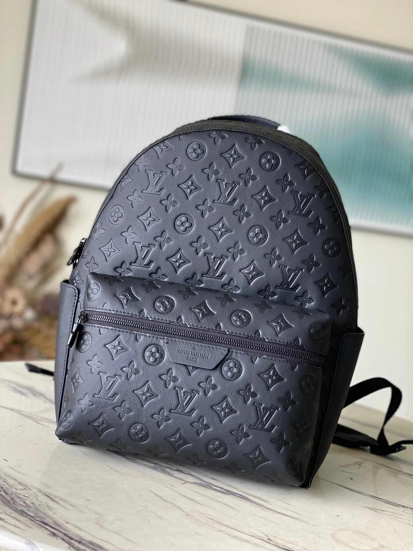💰1140 (top layer leather) top original M46553 full leather This Discovery backpack is made of Monogram embossed cow leather to create a soft and close-fitting structure, supplemented by the calm atmosphere of metal parts. The outer bag makes it easy to access and store accompanying items, while the inner bag allows for orderly storage. Dimensions: 29 x 38 x 20 cm