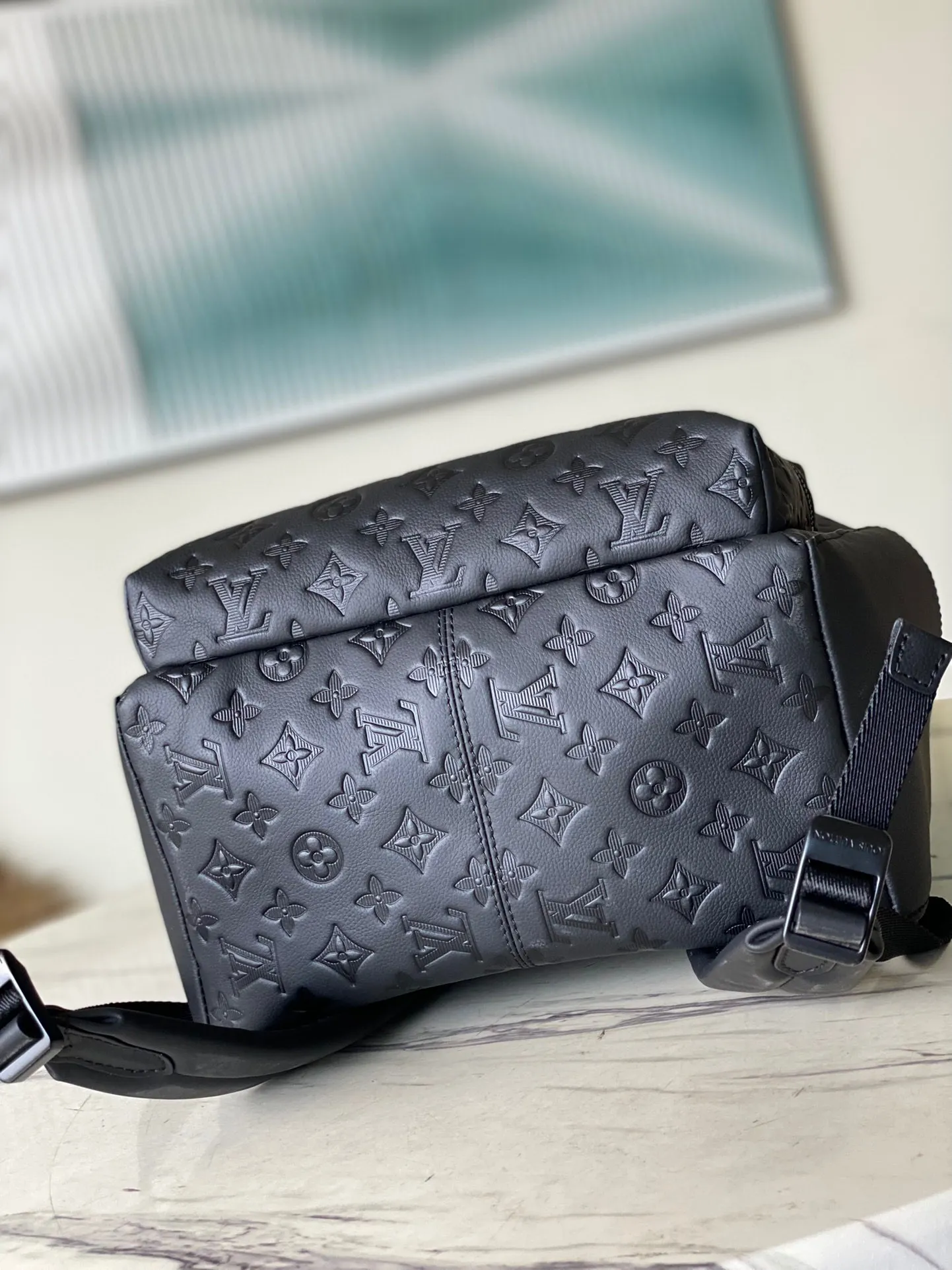 💰1140 (top layer leather) top original M46553 full leather This Discovery backpack is made of Monogram embossed cow leather to create a soft and close-fitting structure, supplemented by the calm atmosphere of metal parts. The outer bag makes it easy to access and store accompanying items, while the inner bag allows for orderly storage. Dimensions: 29 x 38 x 20 cm