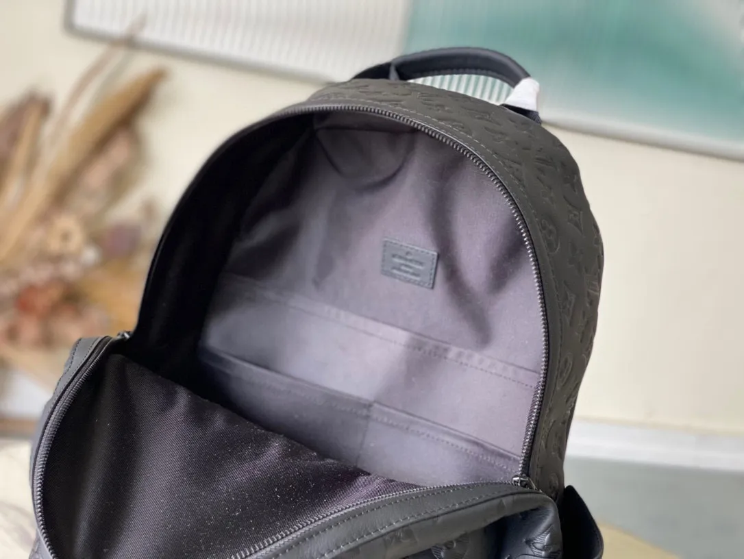 💰1140 (top layer leather) top original M46553 full leather This Discovery backpack is made of Monogram embossed cow leather to create a soft and close-fitting structure, supplemented by the calm atmosphere of metal parts. The outer bag makes it easy to access and store accompanying items, while the inner bag allows for orderly storage. Dimensions: 29 x 38 x 20 cm