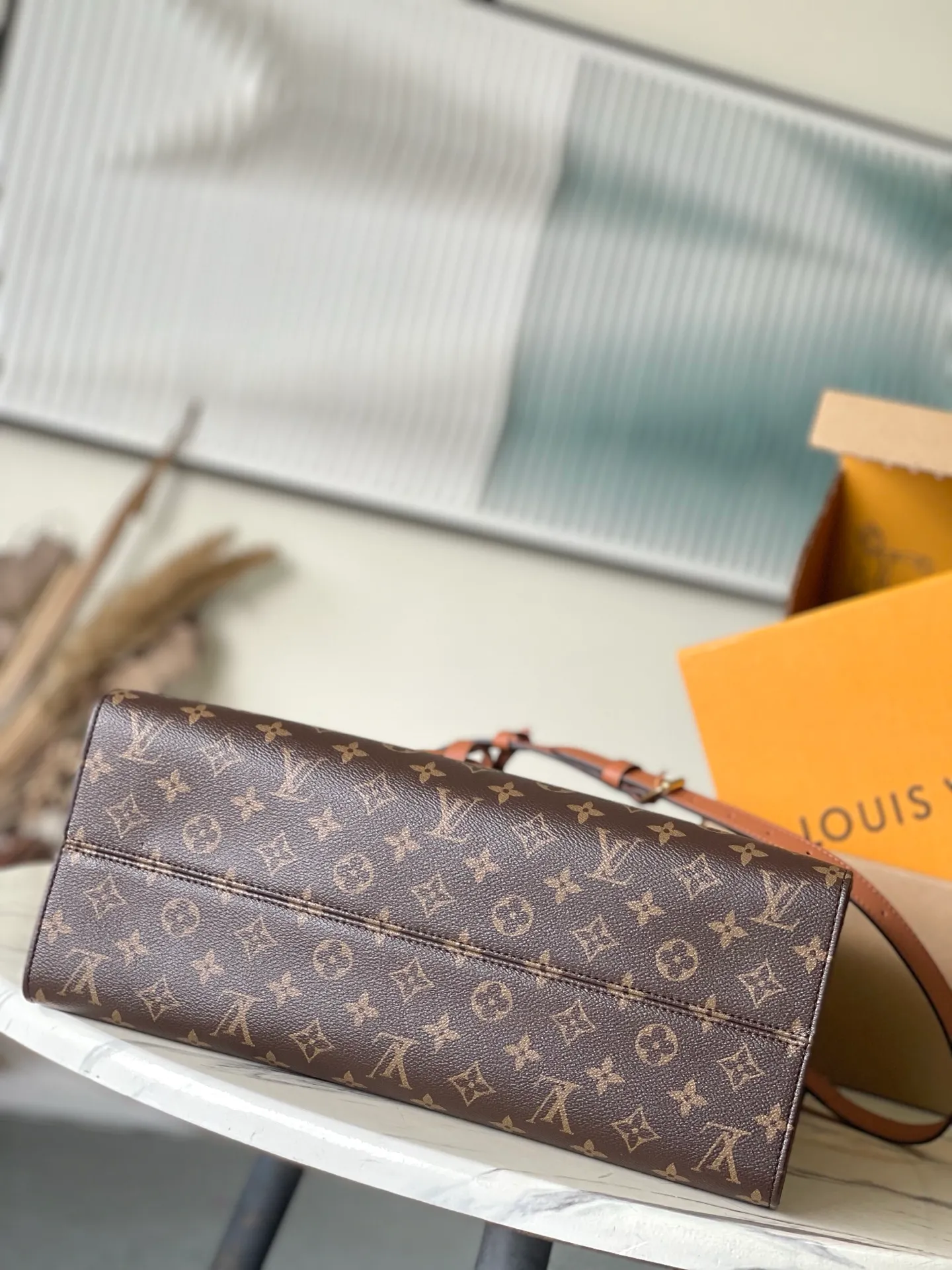 💰940 Top original order M14235 This Organizer handbag is from the OnTheGo series and is made of Monogram canvas with leather handles and nameplates. The spacious interior can accommodate laptops and notepads, and multiple pockets allow for organized storage, making it a great companion for urban life. Dimensions: 37 × 29 × 16 cm
