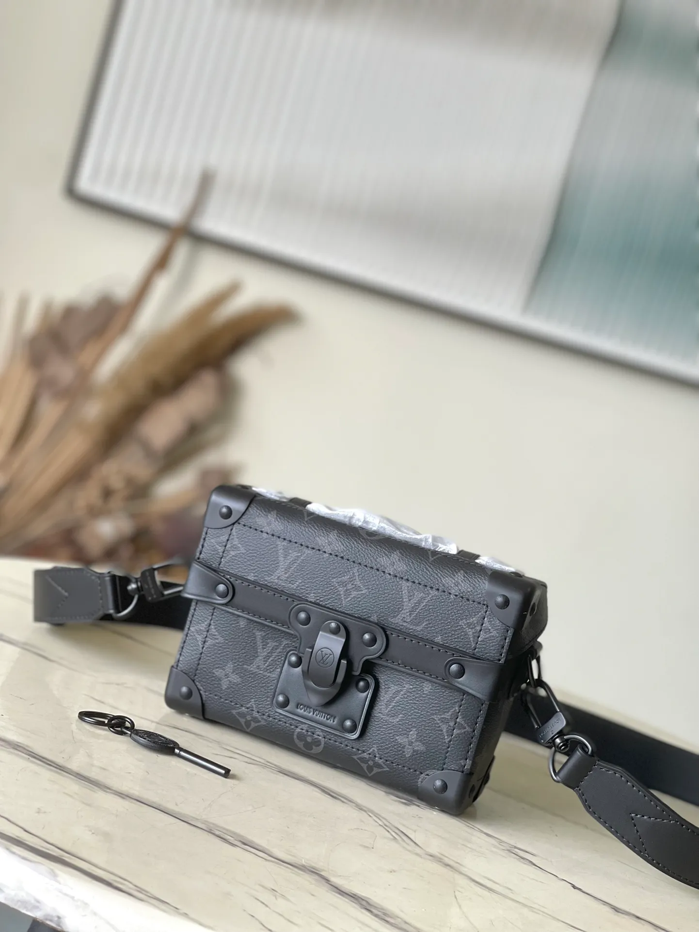 💰1140 Top original order M11743 This Soul Trunk handbag is made of Monogram Eclipse canvas, with a soft and close-fitting compact structure for comfortable cross-body wear. Reinforced corners, leather details and Tumbler locks highlight the identity of the collection. Dimensions: 19 × 15 × 7 cm