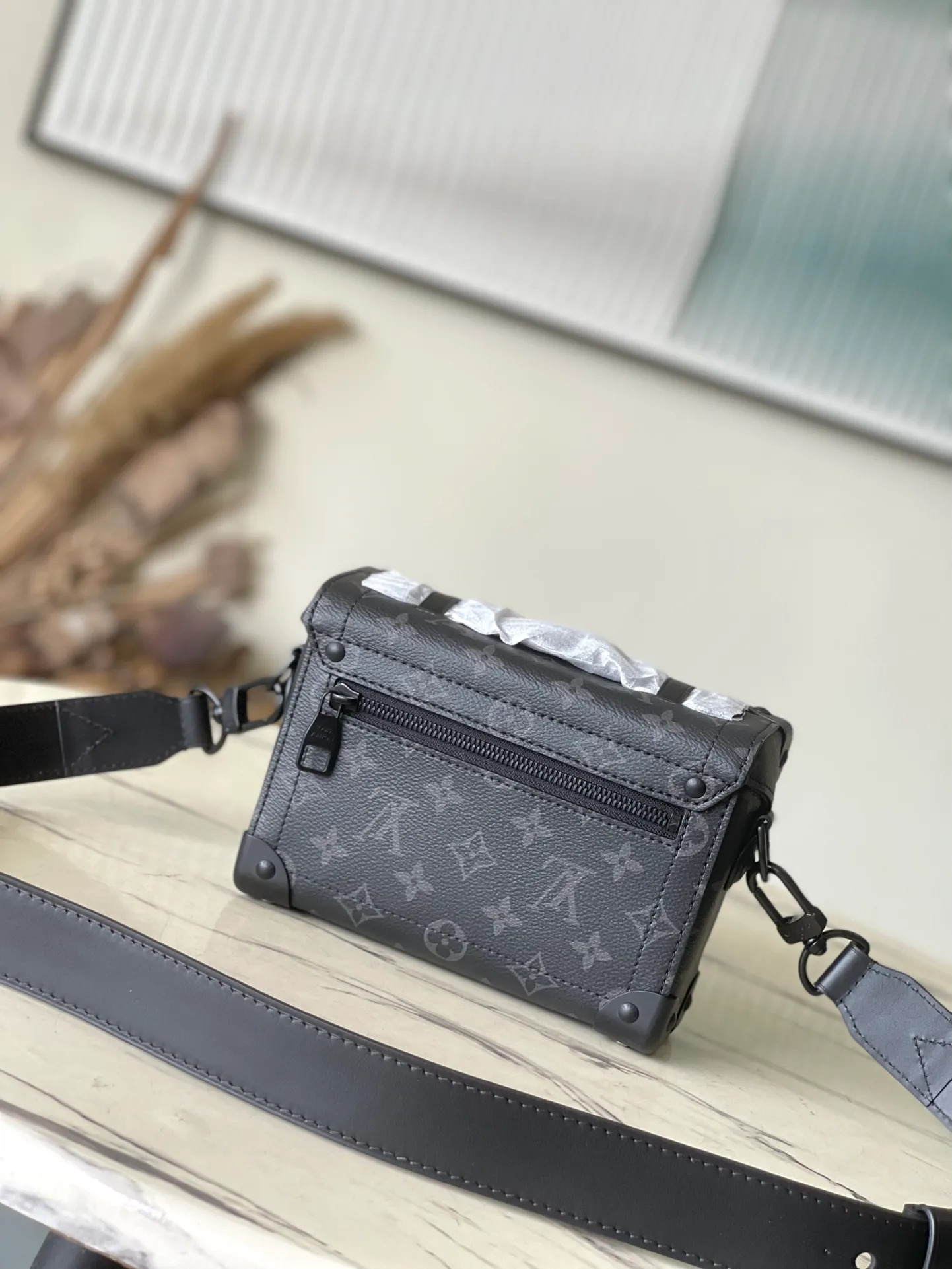 💰1140 Top original order M11743 This Soul Trunk handbag is made of Monogram Eclipse canvas, with a soft and close-fitting compact structure for comfortable cross-body wear. Reinforced corners, leather details and Tumbler locks highlight the identity of the collection. Dimensions: 19 × 15 × 7 cm