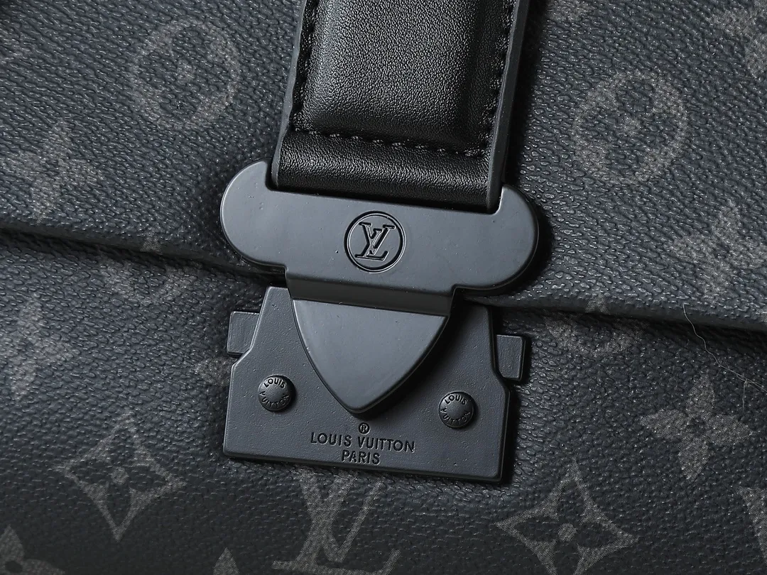 💰260💰Upgraded from the original M46794 M23741. This S-Cape messenger bag is made of Monogram black Taurillon leather. The novel opening and closing design traces back to the S-lock created by Georges Vuitton in 1886. The wide, adjustable jacquard strap woven with the Louis Vuitton logo allows for shoulder or cross-body wear. Dimensions: 28 x 16 x 10 cm (length x height x width)