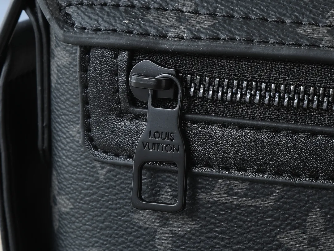 💰260💰Upgraded from the original M46794 M23741. This S-Cape messenger bag is made of Monogram black Taurillon leather. The novel opening and closing design traces back to the S-lock created by Georges Vuitton in 1886. The wide, adjustable jacquard strap woven with the Louis Vuitton logo allows for shoulder or cross-body wear. Dimensions: 28 x 16 x 10 cm (length x height x width)