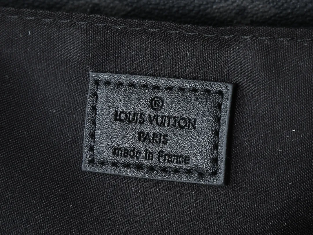 💰260💰Upgraded from the original M46794 M23741. This S-Cape messenger bag is made of Monogram black Taurillon leather. The novel opening and closing design traces back to the S-lock created by Georges Vuitton in 1886. The wide, adjustable jacquard strap woven with the Louis Vuitton logo allows for shoulder or cross-body wear. Dimensions: 28 x 16 x 10 cm (length x height x width)
