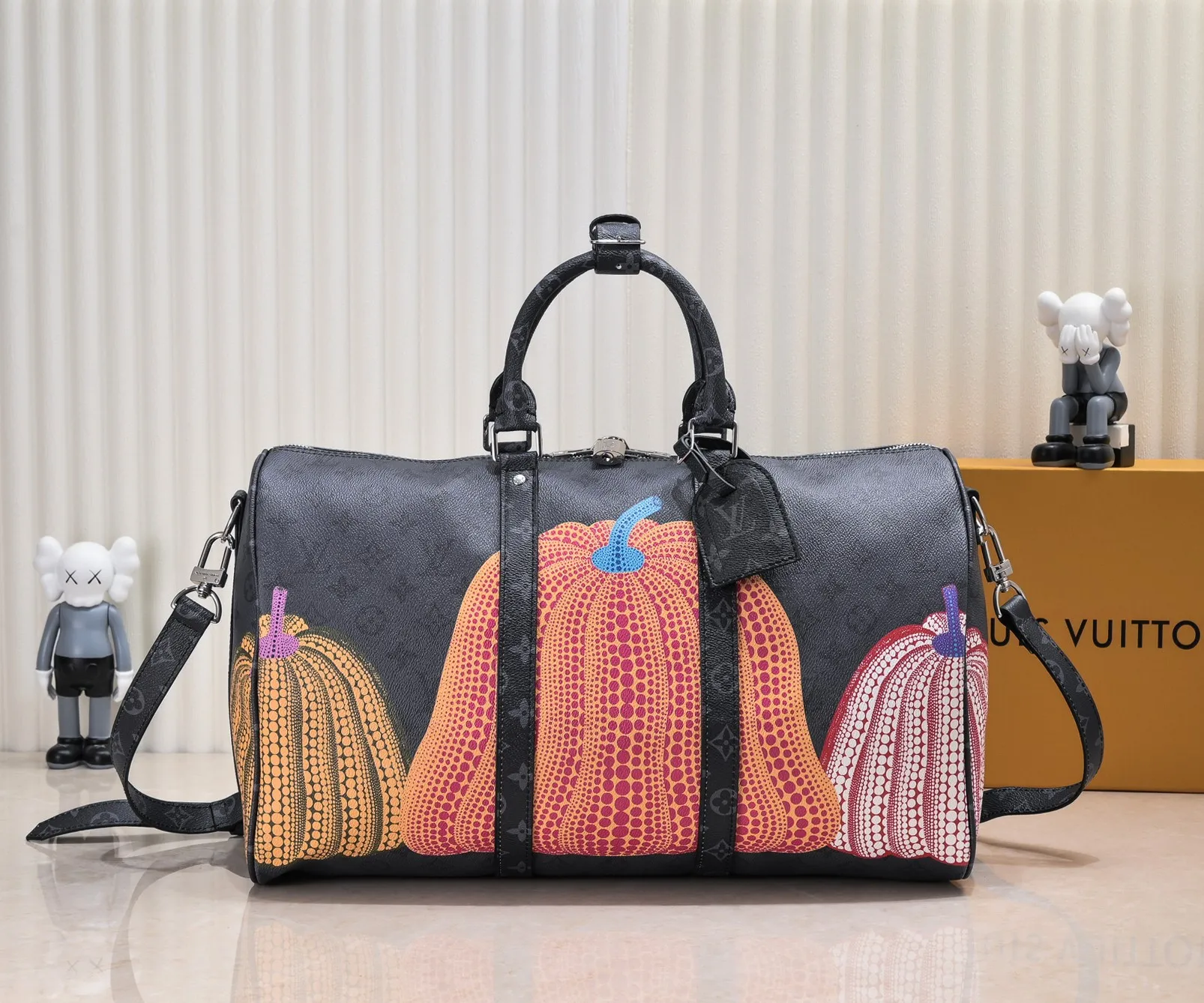 Batch 460💰M46471, M46441, M41416 The most popular of the year, this Lv X YK Keepall 45 combines classic design with iconic details. Made of Damier Graphite canvas and hand luggage size. It has a unique rounded leather handle and an adjustable and detachable shoulder strap. The shoulder pads on the shoulder strap make it more comfortable to carry. Detachable bag can be used as a clutch or pocket. size: 45x27x20cm (length x height x width)