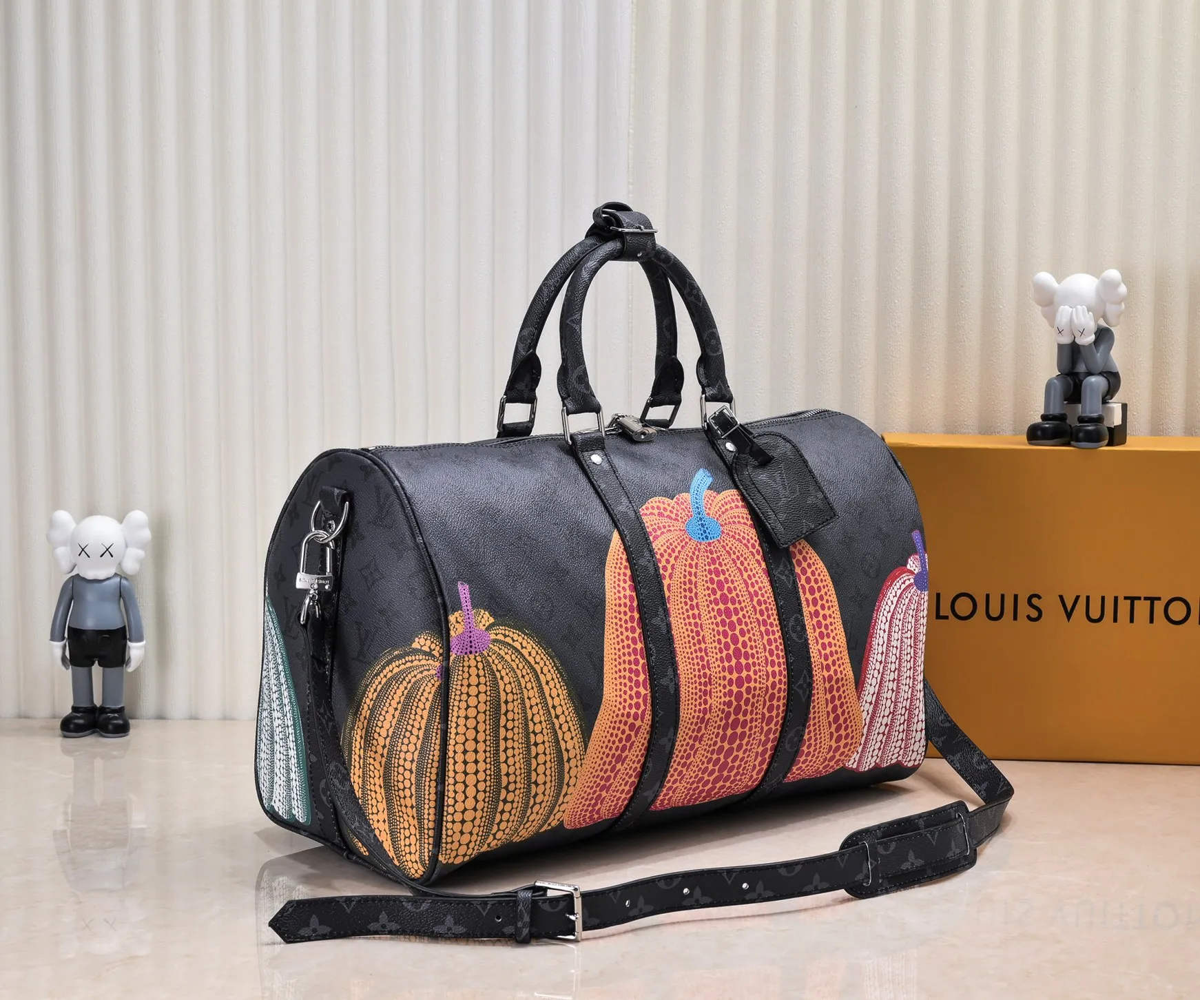 Batch 460💰M46471, M46441, M41416 The most popular of the year, this Lv X YK Keepall 45 combines classic design with iconic details. Made of Damier Graphite canvas and hand luggage size. It has a unique rounded leather handle and an adjustable and detachable shoulder strap. The shoulder pads on the shoulder strap make it more comfortable to carry. Detachable bag can be used as a clutch or pocket. size: 45x27x20cm (length x height x width)