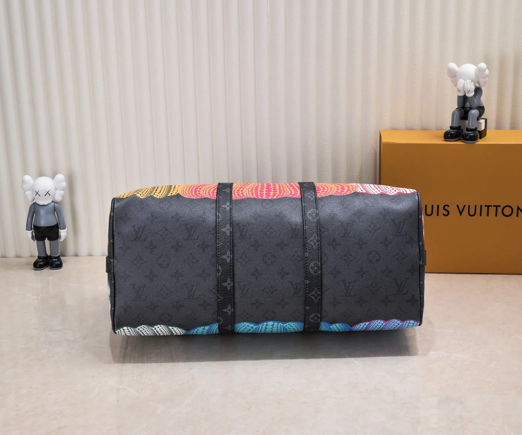 Batch 460💰M46471, M46441, M41416 The most popular of the year, this Lv X YK Keepall 45 combines classic design with iconic details. Made of Damier Graphite canvas and hand luggage size. It has a unique rounded leather handle and an adjustable and detachable shoulder strap. The shoulder pads on the shoulder strap make it more comfortable to carry. Detachable bag can be used as a clutch or pocket. size: 45x27x20cm (length x height x width)