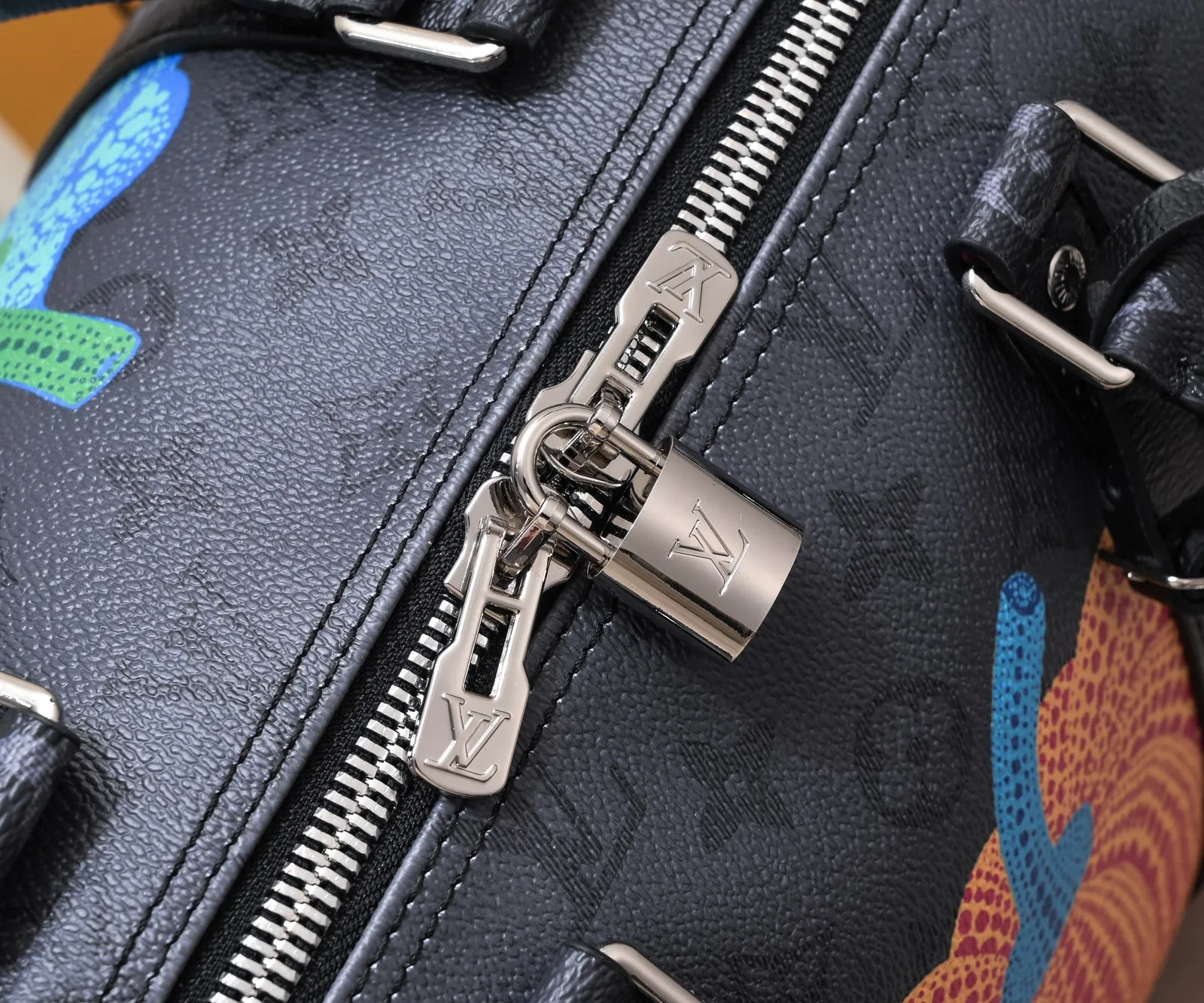 Batch 460💰M46471, M46441, M41416 The most popular of the year, this Lv X YK Keepall 45 combines classic design with iconic details. Made of Damier Graphite canvas and hand luggage size. It has a unique rounded leather handle and an adjustable and detachable shoulder strap. The shoulder pads on the shoulder strap make it more comfortable to carry. Detachable bag can be used as a clutch or pocket. size: 45x27x20cm (length x height x width)