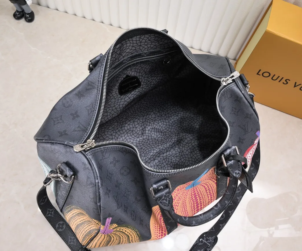 Batch 460💰M46471, M46441, M41416 The most popular of the year, this Lv X YK Keepall 45 combines classic design with iconic details. Made of Damier Graphite canvas and hand luggage size. It has a unique rounded leather handle and an adjustable and detachable shoulder strap. The shoulder pads on the shoulder strap make it more comfortable to carry. Detachable bag can be used as a clutch or pocket. size: 45x27x20cm (length x height x width)