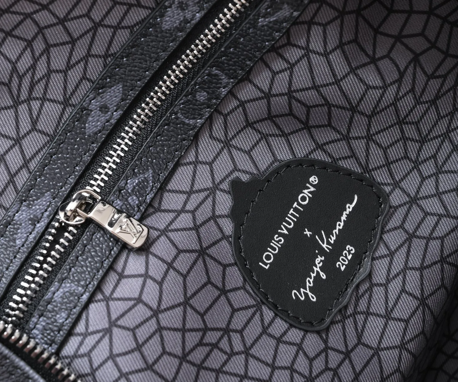 Batch 460💰M46471, M46441, M41416 The most popular of the year, this Lv X YK Keepall 45 combines classic design with iconic details. Made of Damier Graphite canvas and hand luggage size. It has a unique rounded leather handle and an adjustable and detachable shoulder strap. The shoulder pads on the shoulder strap make it more comfortable to carry. Detachable bag can be used as a clutch or pocket. size: 45x27x20cm (length x height x width)