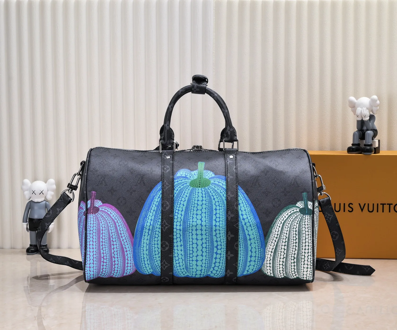 Batch 460💰M46471, M46441, M41416 The most popular of the year, this Lv X YK Keepall 45 combines classic design with iconic details. Made of Damier Graphite canvas and hand luggage size. It has a unique rounded leather handle and an adjustable and detachable shoulder strap. The shoulder pads on the shoulder strap make it more comfortable to carry. Detachable bag can be used as a clutch or pocket. size: 45x27x20cm (length x height x width)