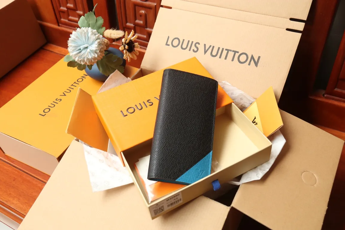 M30980 BRAZZA WALLET💰360 This Brazza wallet has the rich texture of Taïga leather, and uses inlays to express Louis Vuitton's traditional V logo. The ample space is equipped with multiple card slots and compartments to store all your daily needs. 10 x 19 x 2 cm