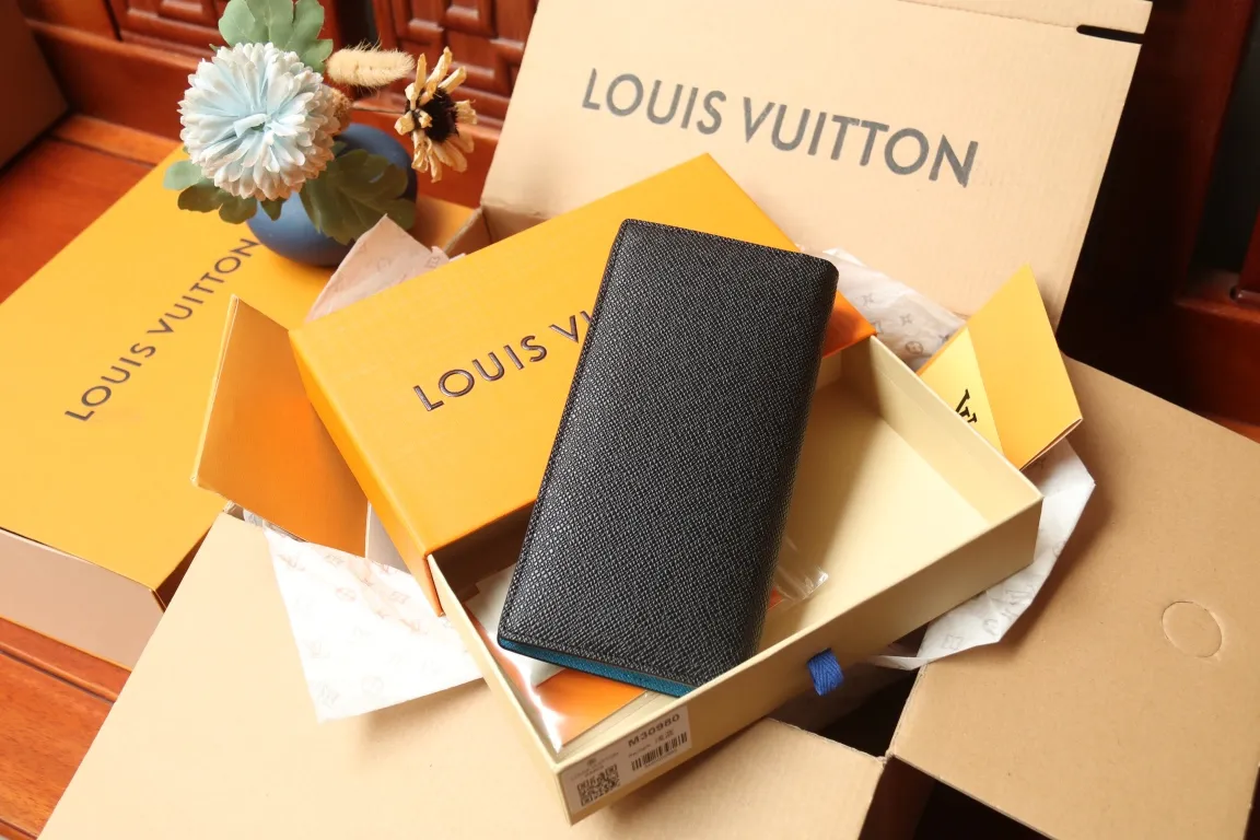 M30980 BRAZZA WALLET💰360 This Brazza wallet has the rich texture of Taïga leather, and uses inlays to express Louis Vuitton's traditional V logo. The ample space is equipped with multiple card slots and compartments to store all your daily needs. 10 x 19 x 2 cm