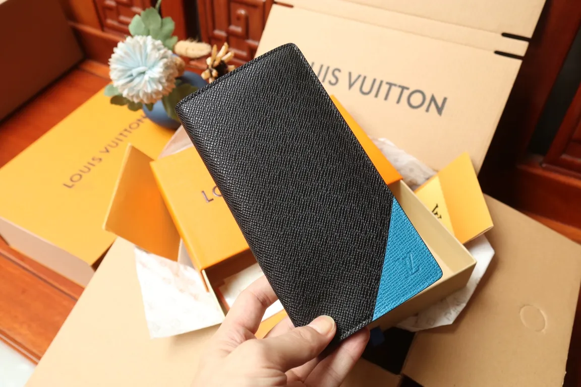 M30980 BRAZZA WALLET💰360 This Brazza wallet has the rich texture of Taïga leather, and uses inlays to express Louis Vuitton's traditional V logo. The ample space is equipped with multiple card slots and compartments to store all your daily needs. 10 x 19 x 2 cm