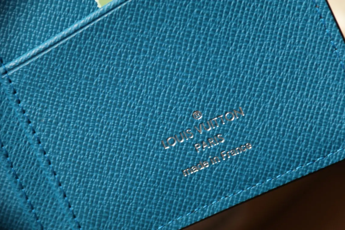 M30980 BRAZZA WALLET💰360 This Brazza wallet has the rich texture of Taïga leather, and uses inlays to express Louis Vuitton's traditional V logo. The ample space is equipped with multiple card slots and compartments to store all your daily needs. 10 x 19 x 2 cm