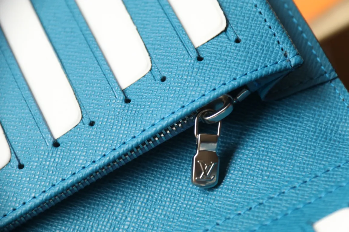 M30980 BRAZZA WALLET💰360 This Brazza wallet has the rich texture of Taïga leather, and uses inlays to express Louis Vuitton's traditional V logo. The ample space is equipped with multiple card slots and compartments to store all your daily needs. 10 x 19 x 2 cm