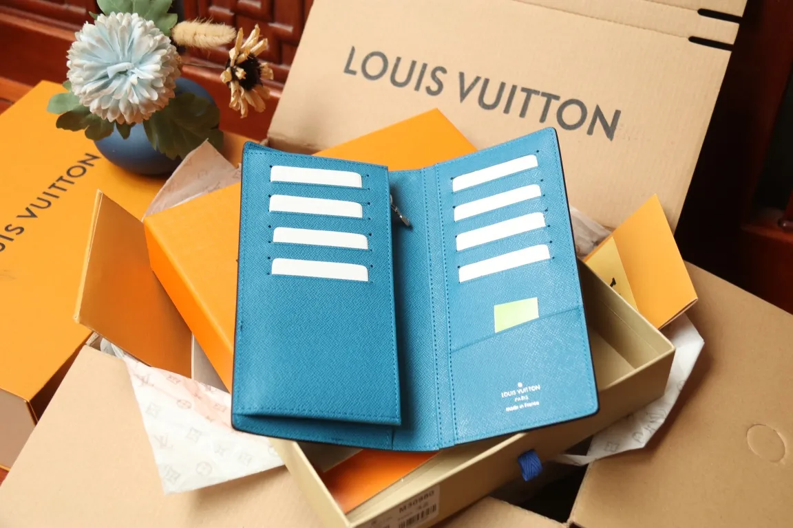 M30980 BRAZZA WALLET💰360 This Brazza wallet has the rich texture of Taïga leather, and uses inlays to express Louis Vuitton's traditional V logo. The ample space is equipped with multiple card slots and compartments to store all your daily needs. 10 x 19 x 2 cm