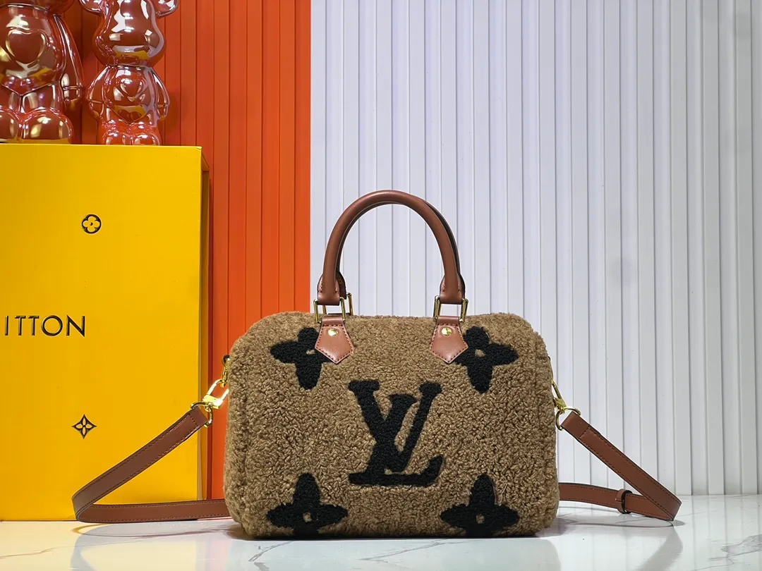 Batch 260💰Upgraded original M23468 M40390 [Speedy Bandoulière 25 handbag] Lamb velvet🔥Made of soft wool leather with grained leather trim, relying on complex intarsia technology to outline the Giant Monogram pattern, showing the trend of the winter series. Rolled leather top handles and removable and adjustable leather shoulder strap allow for a variety of carrying options. Dimensions: 25.0 x 19.0 x 15.0 cm