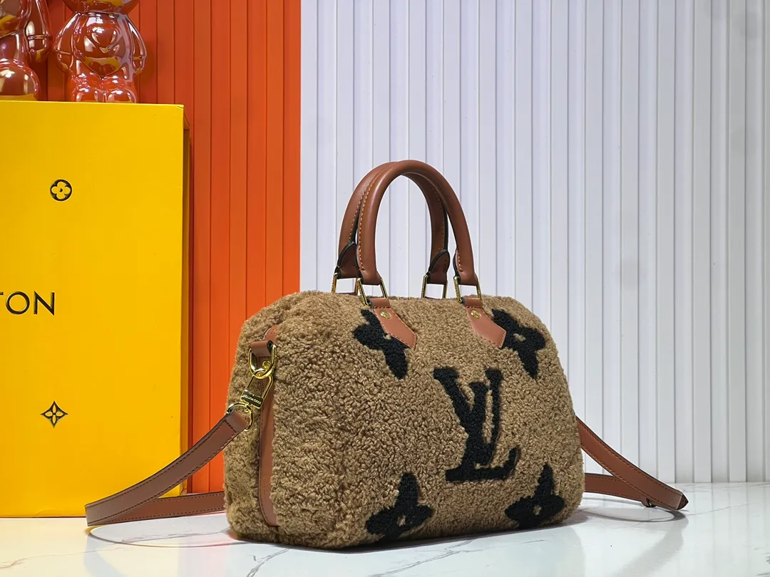Batch 260💰Upgraded original M23468 M40390 [Speedy Bandoulière 25 handbag] Lamb velvet🔥Made of soft wool leather with grained leather trim, relying on complex intarsia technology to outline the Giant Monogram pattern, showing the trend of the winter series. Rolled leather top handles and removable and adjustable leather shoulder strap allow for a variety of carrying options. Dimensions: 25.0 x 19.0 x 15.0 cm