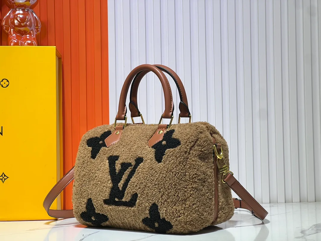 Batch 260💰Upgraded original M23468 M40390 [Speedy Bandoulière 25 handbag] Lamb velvet🔥Made of soft wool leather with grained leather trim, relying on complex intarsia technology to outline the Giant Monogram pattern, showing the trend of the winter series. Rolled leather top handles and removable and adjustable leather shoulder strap allow for a variety of carrying options. Dimensions: 25.0 x 19.0 x 15.0 cm