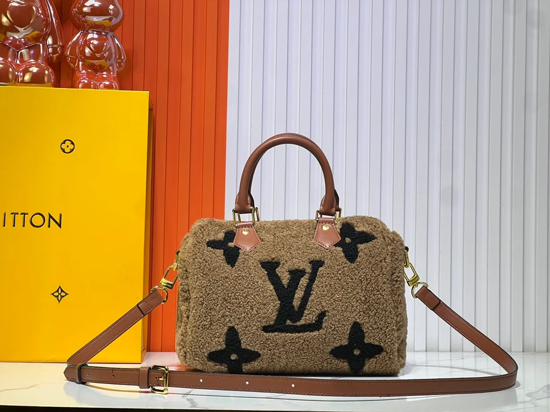 Batch 260💰Upgraded original M23468 M40390 [Speedy Bandoulière 25 handbag] Lamb velvet🔥Made of soft wool leather with grained leather trim, relying on complex intarsia technology to outline the Giant Monogram pattern, showing the trend of the winter series. Rolled leather top handles and removable and adjustable leather shoulder strap allow for a variety of carrying options. Dimensions: 25.0 x 19.0 x 15.0 cm