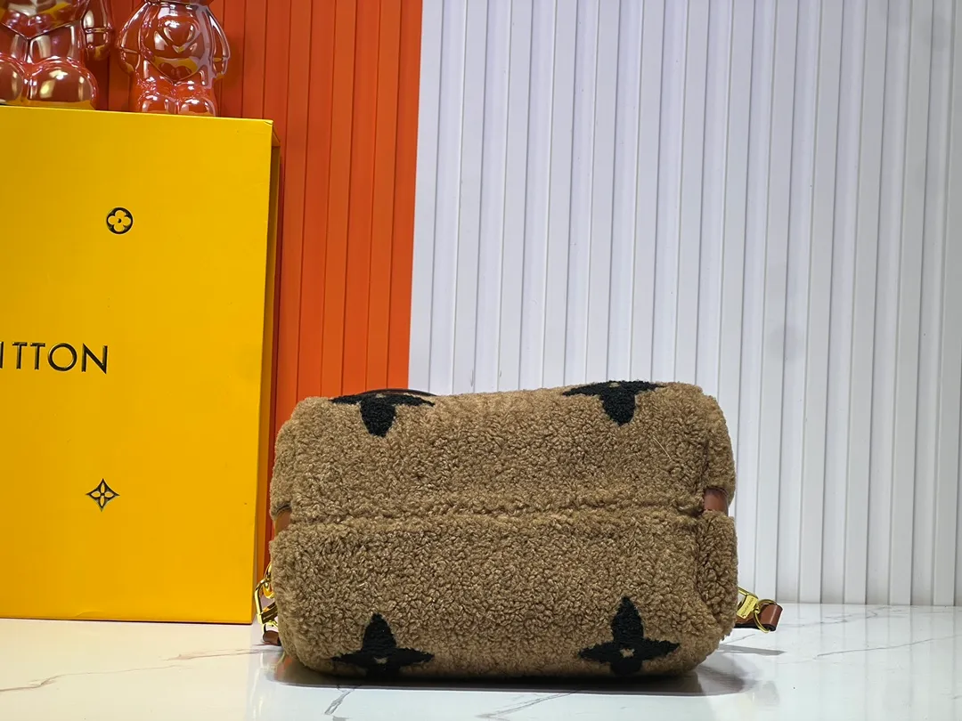 Batch 260💰Upgraded original M23468 M40390 [Speedy Bandoulière 25 handbag] Lamb velvet🔥Made of soft wool leather with grained leather trim, relying on complex intarsia technology to outline the Giant Monogram pattern, showing the trend of the winter series. Rolled leather top handles and removable and adjustable leather shoulder strap allow for a variety of carrying options. Dimensions: 25.0 x 19.0 x 15.0 cm