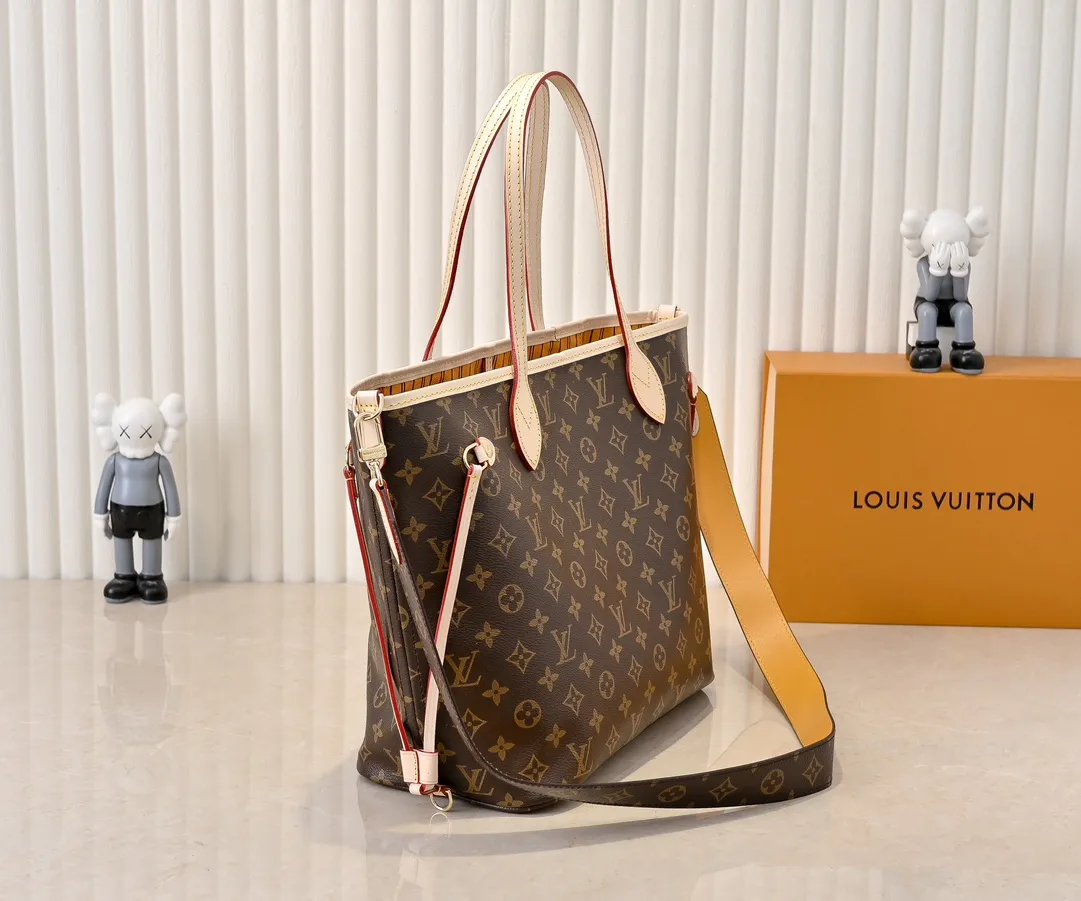 Batch 💰340 Guangzhou Upgraded Original Mother-in-Law Bag with Double-sided Discoloration Yellow Leather Model No. M12096 11947 12257 Presbyopia Red Presbyopia Yellow Presbyopia Red NEVERFULL INSIDE OUT Medium Handbag Neverfull Inside Out The medium handbag uses Monogram canvas and grained leather to interpret a new double-sided design. Its detachable pocket can easily be transformed into an outer bag or a compact shoulder bag. Detailed features 31 x 28 x 14 cm (Length x Height x Width) Cow leather/Monogram Coated canvas Grained cow leather and coated canvas cow leather trim Metal hardware Removable zip pocket Side straps Side hook closure Handles: Double handle