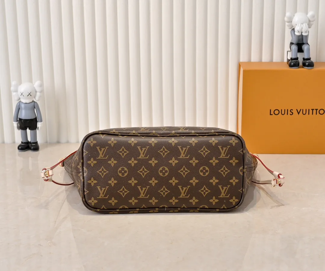Batch 💰340 Guangzhou Upgraded Original Mother-in-Law Bag with Double-sided Discoloration Yellow Leather Model No. M12096 11947 12257 Presbyopia Red Presbyopia Yellow Presbyopia Red NEVERFULL INSIDE OUT Medium Handbag Neverfull Inside Out The medium handbag uses Monogram canvas and grained leather to interpret a new double-sided design. Its detachable pocket can easily be transformed into an outer bag or a compact shoulder bag. Detailed features 31 x 28 x 14 cm (Length x Height x Width) Cow leather/Monogram Coated canvas Grained cow leather and coated canvas cow leather trim Metal hardware Removable zip pocket Side straps Side hook closure Handles: Double handle