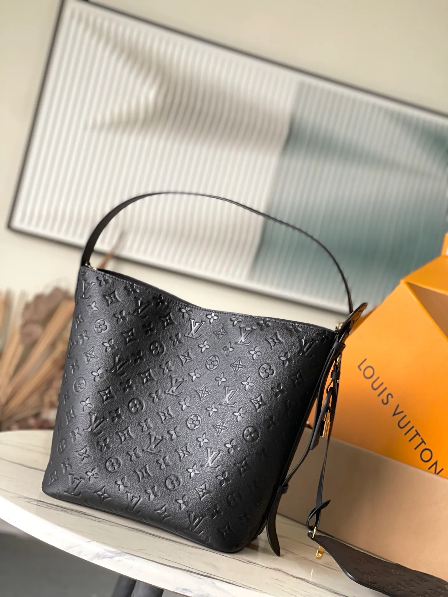 💰1200 (top-grain leather) Top original order M13044 This large AllIn handbag is cleverly constructed with the iconic Monogram Empreinte leather to form a two-in-one bucket bag design. The adjustable shoulder strap continues the brand's box-making heritage. The upper edge of the handbag can be opened or closed, and the wheel can be freely switched between round and full or flat and simple. The spacious size can easily store your laptop and other daily necessities. Dimensions: 26 × 31 × 18.cm