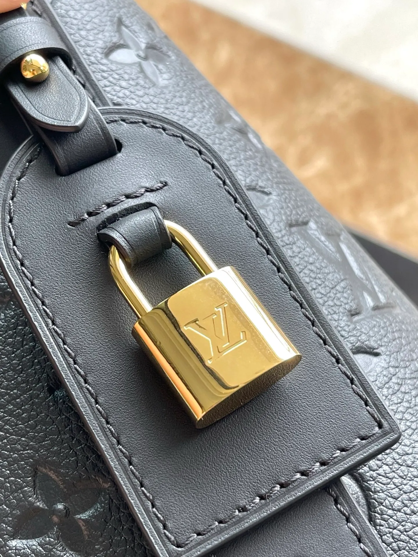 💰1200 (top-grain leather) Top original order M13044 This large AllIn handbag is cleverly constructed with the iconic Monogram Empreinte leather to form a two-in-one bucket bag design. The adjustable shoulder strap continues the brand's box-making heritage. The upper edge of the handbag can be opened or closed, and the wheel can be freely switched between round and full or flat and simple. The spacious size can easily store your laptop and other daily necessities. Dimensions: 26 × 31 × 18.cm