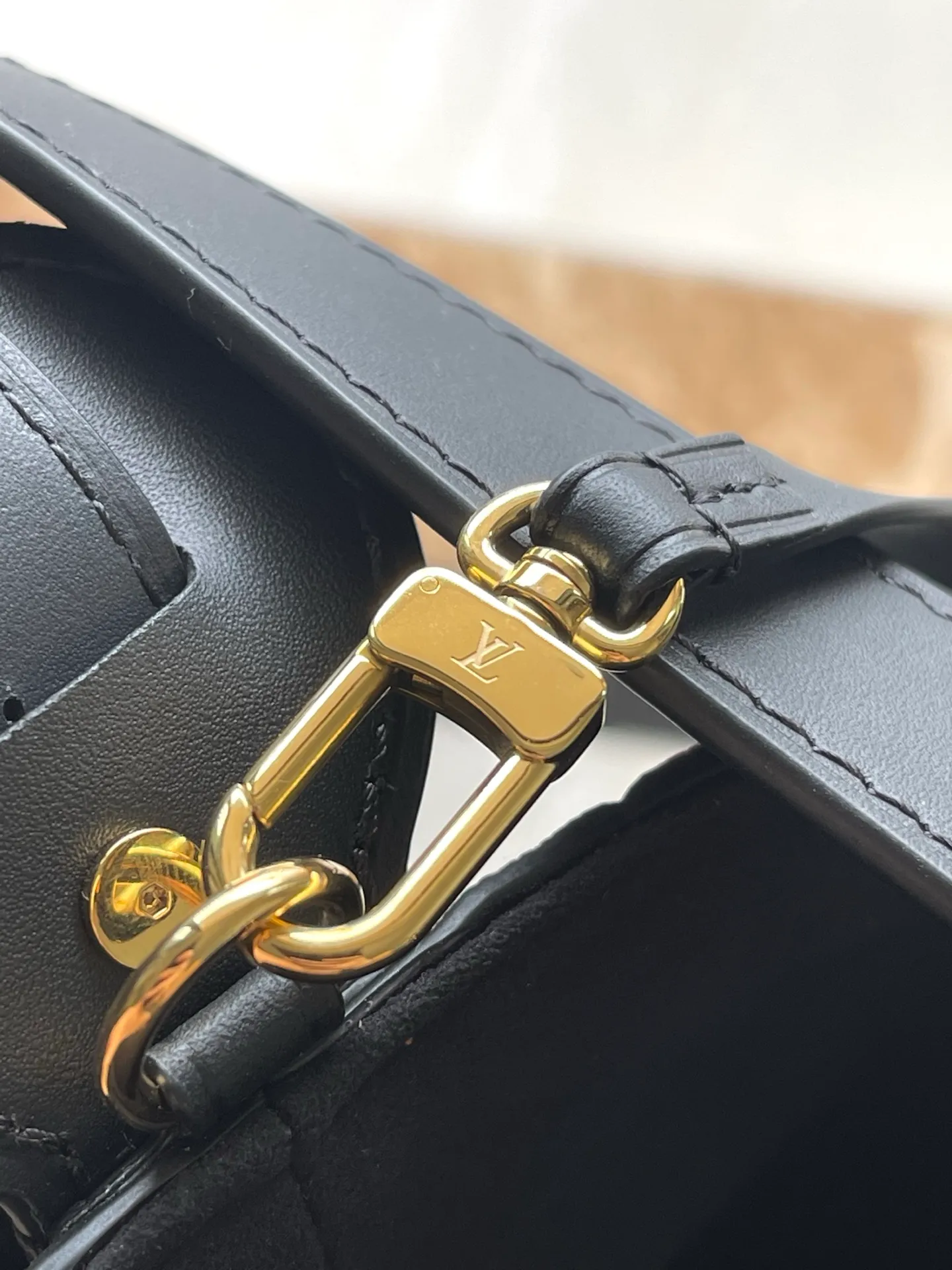 💰1200 (top-grain leather) Top original order M13044 This large AllIn handbag is cleverly constructed with the iconic Monogram Empreinte leather to form a two-in-one bucket bag design. The adjustable shoulder strap continues the brand's box-making heritage. The upper edge of the handbag can be opened or closed, and the wheel can be freely switched between round and full or flat and simple. The spacious size can easily store your laptop and other daily necessities. Dimensions: 26 × 31 × 18.cm