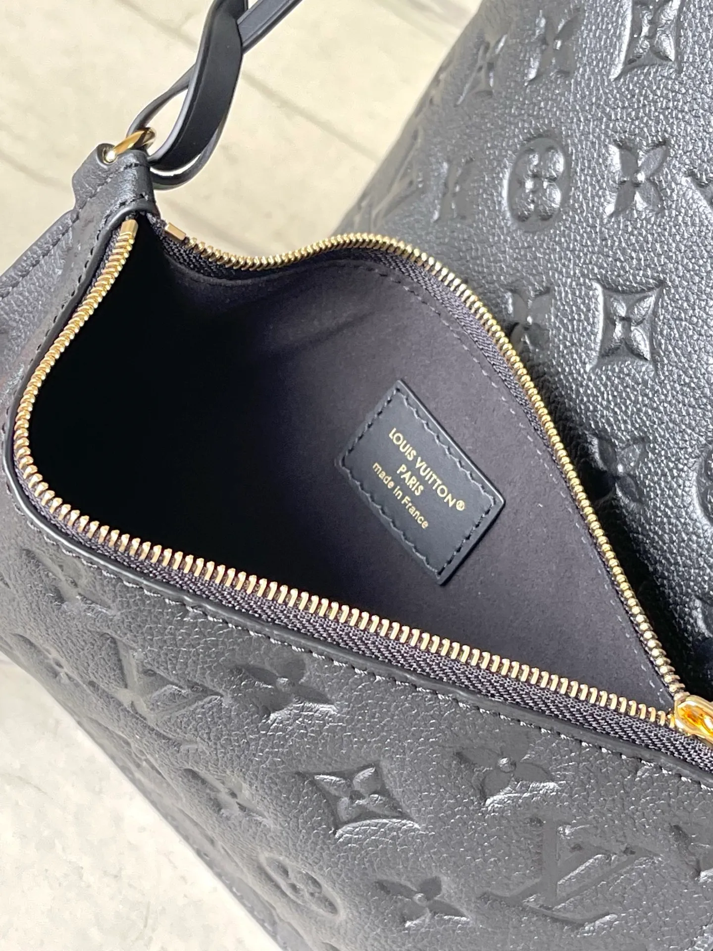 💰1200 (top-grain leather) Top original order M13044 This large AllIn handbag is cleverly constructed with the iconic Monogram Empreinte leather to form a two-in-one bucket bag design. The adjustable shoulder strap continues the brand's box-making heritage. The upper edge of the handbag can be opened or closed, and the wheel can be freely switched between round and full or flat and simple. The spacious size can easily store your laptop and other daily necessities. Dimensions: 26 × 31 × 18.cm