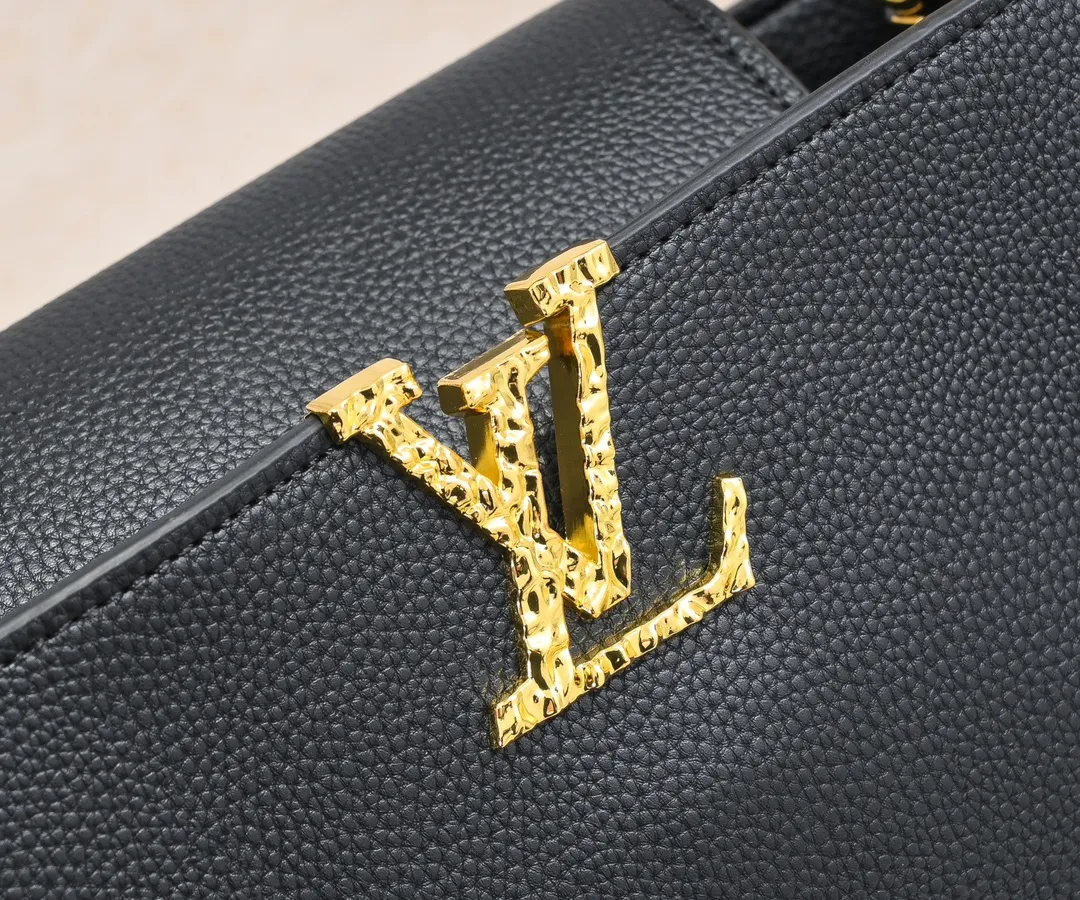 Upgraded version P440 M24664 This medium-sized CapucinesEastWest handbag is from the LVCrush series, with eye-catching forged LV letters lighting up the grained cow leather body. The rolled leather top handle allows for hand or elbow carry, and the adjustable and removable spaghetti strap makes it easy to carry over the shoulder. Personalized Gift Detailed Features 33 x 19 x 9 cm (Length x Height x Width)
