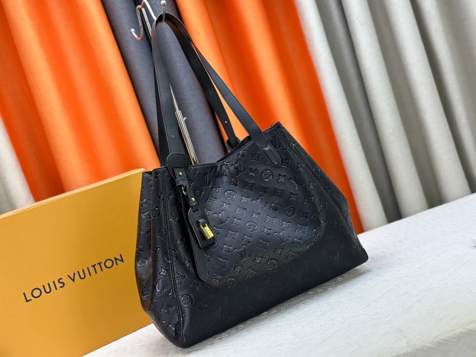 P280 Large [ALL IN ONE MM Handbag] m25888 maroon m25860 black This All In One MM handbag expands the capacity definition of the All-In series and can be transformed into a rounded Hobo handbag or an open tote bag, making it easy to carry daily needs. Monogram Empreinte leather bag with dazzling metal parts, LV padlock and nameplate highlight the exquisite details. Size:56x30.5x17(cm)