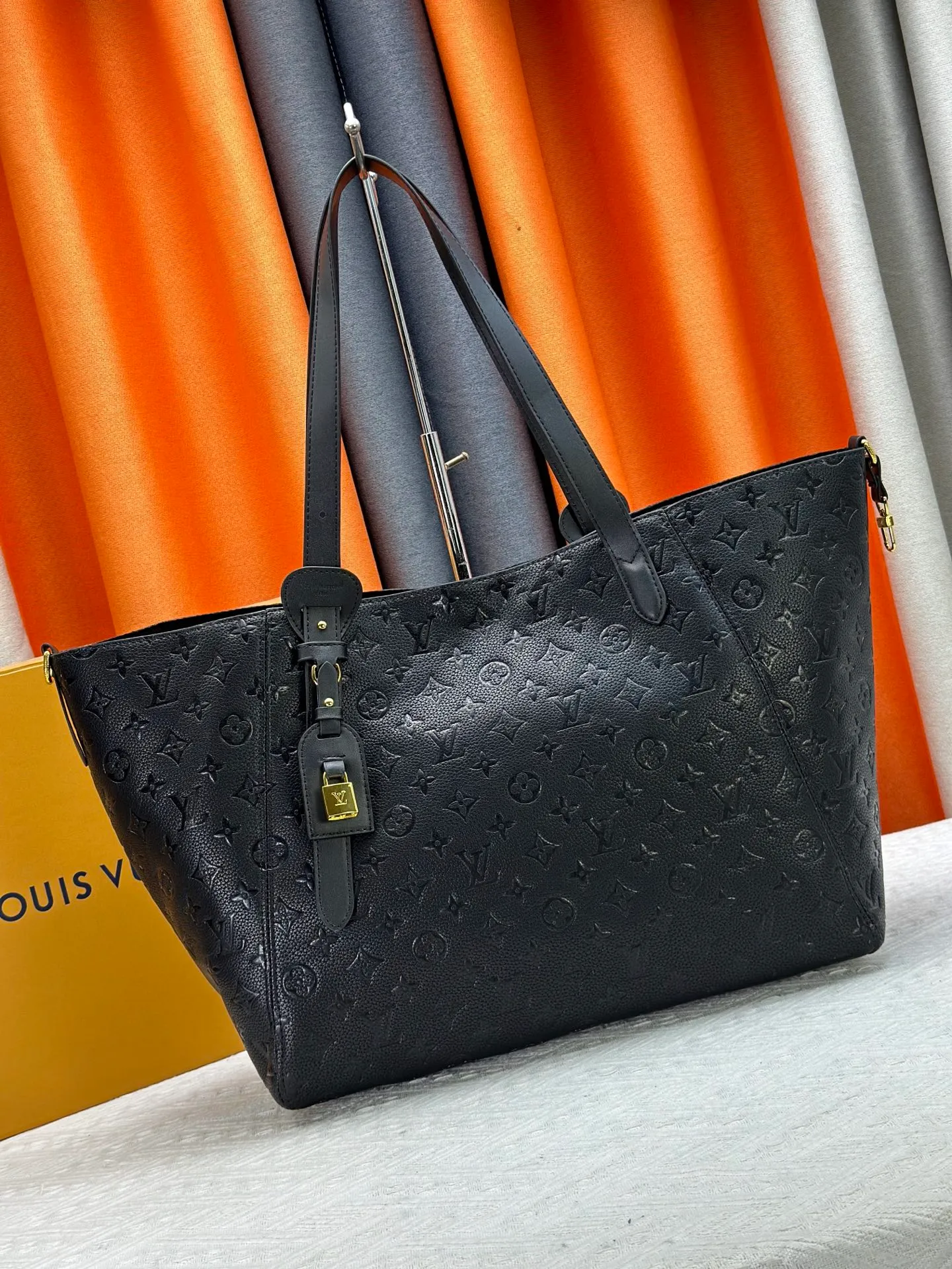 P280 Large [ALL IN ONE MM Handbag] m25888 maroon m25860 black This All In One MM handbag expands the capacity definition of the All-In series and can be transformed into a rounded Hobo handbag or an open tote bag, making it easy to carry daily needs. Monogram Empreinte leather bag with dazzling metal parts, LV padlock and nameplate highlight the exquisite details. Size:56x30.5x17(cm)