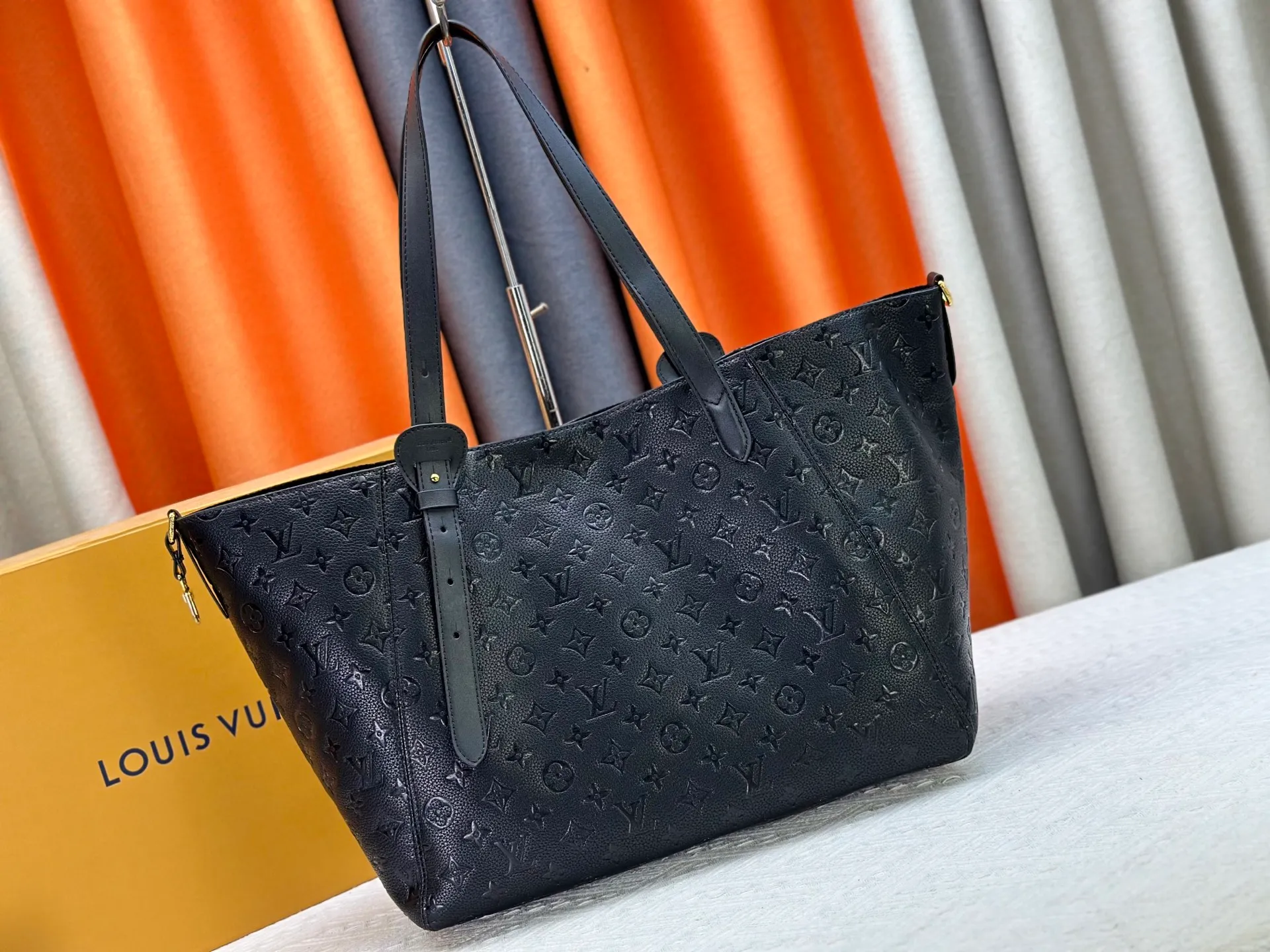 P280 Large [ALL IN ONE MM Handbag] m25888 maroon m25860 black This All In One MM handbag expands the capacity definition of the All-In series and can be transformed into a rounded Hobo handbag or an open tote bag, making it easy to carry daily needs. Monogram Empreinte leather bag with dazzling metal parts, LV padlock and nameplate highlight the exquisite details. Size:56x30.5x17(cm)