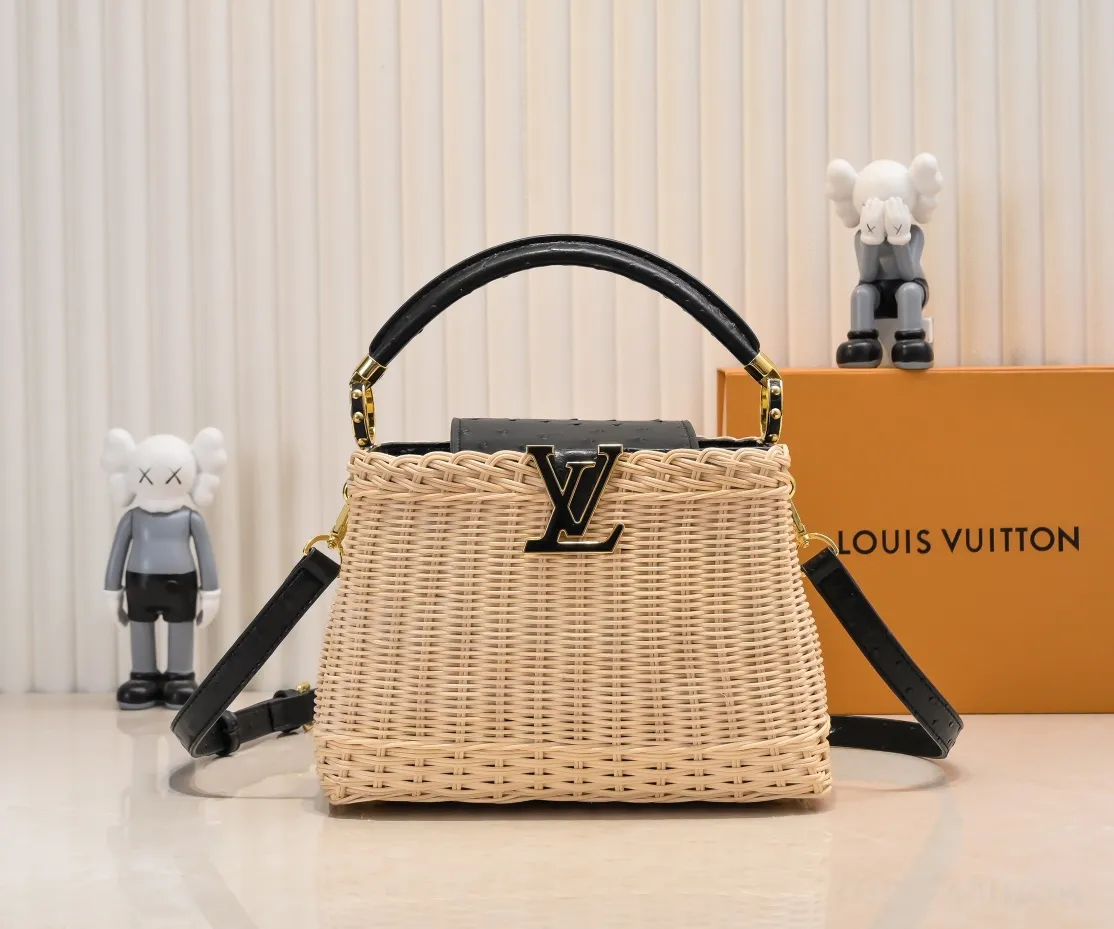 The upgraded version of P680 M11618 ostrich pattern Capucines BB handbag has a unique rattan weaving structure, paying tribute to the Louis Vuitton picnic box design that came out in 1892. The cow leather shapes the top handle and flap, the LV letters reveal a metallic texture, and the detachable and adjustable leather shoulder strap makes it easy to carry on the shoulder. The gift box packaging provided with this product may be reasonably adjusted depending on the stock situation, and may be different from the packaging style displayed on this product page. Please refer to the actual gift box packaging style received for details. Size:27×17.3×9cm