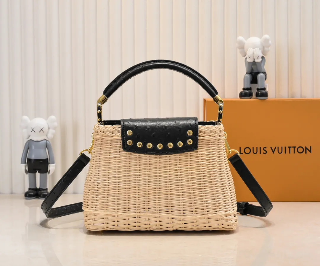 The upgraded version of P680 M11618 ostrich pattern Capucines BB handbag has a unique rattan weaving structure, paying tribute to the Louis Vuitton picnic box design that came out in 1892. The cow leather shapes the top handle and flap, the LV letters reveal a metallic texture, and the detachable and adjustable leather shoulder strap makes it easy to carry on the shoulder. The gift box packaging provided with this product may be reasonably adjusted depending on the stock situation, and may be different from the packaging style displayed on this product page. Please refer to the actual gift box packaging style received for details. Size:27×17.3×9cm