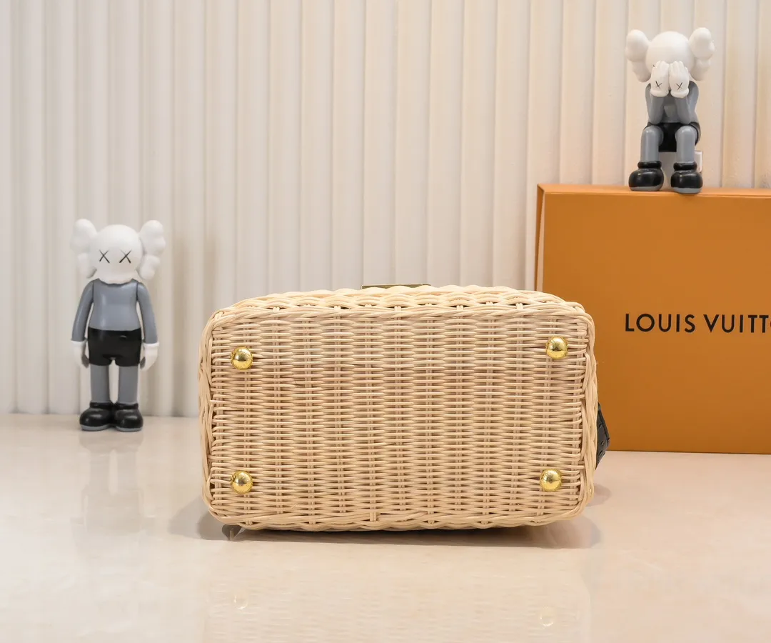 The upgraded version of P680 M11618 ostrich pattern Capucines BB handbag has a unique rattan weaving structure, paying tribute to the Louis Vuitton picnic box design that came out in 1892. The cow leather shapes the top handle and flap, the LV letters reveal a metallic texture, and the detachable and adjustable leather shoulder strap makes it easy to carry on the shoulder. The gift box packaging provided with this product may be reasonably adjusted depending on the stock situation, and may be different from the packaging style displayed on this product page. Please refer to the actual gift box packaging style received for details. Size:27×17.3×9cm