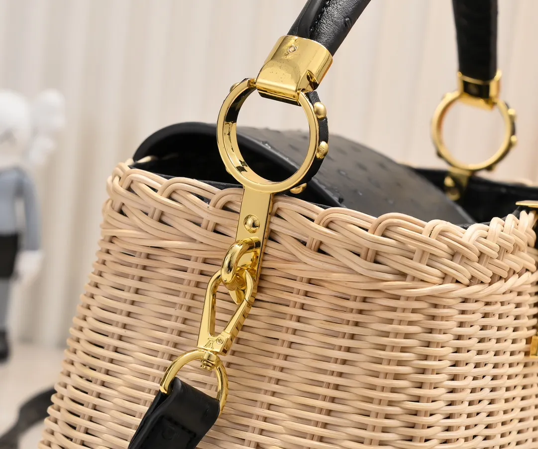 The upgraded version of P680 M11618 ostrich pattern Capucines BB handbag has a unique rattan weaving structure, paying tribute to the Louis Vuitton picnic box design that came out in 1892. The cow leather shapes the top handle and flap, the LV letters reveal a metallic texture, and the detachable and adjustable leather shoulder strap makes it easy to carry on the shoulder. The gift box packaging provided with this product may be reasonably adjusted depending on the stock situation, and may be different from the packaging style displayed on this product page. Please refer to the actual gift box packaging style received for details. Size:27×17.3×9cm