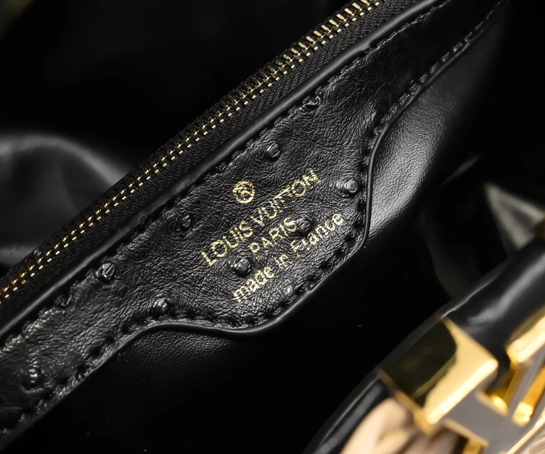 The upgraded version of P680 M11618 ostrich pattern Capucines BB handbag has a unique rattan weaving structure, paying tribute to the Louis Vuitton picnic box design that came out in 1892. The cow leather shapes the top handle and flap, the LV letters reveal a metallic texture, and the detachable and adjustable leather shoulder strap makes it easy to carry on the shoulder. The gift box packaging provided with this product may be reasonably adjusted depending on the stock situation, and may be different from the packaging style displayed on this product page. Please refer to the actual gift box packaging style received for details. Size:27×17.3×9cm