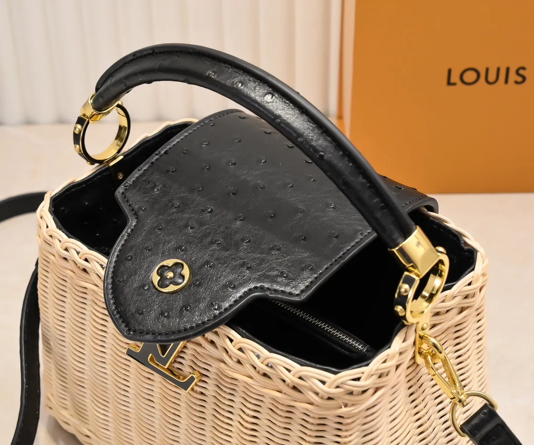The upgraded version of P680 M11618 ostrich pattern Capucines BB handbag has a unique rattan weaving structure, paying tribute to the Louis Vuitton picnic box design that came out in 1892. The cow leather shapes the top handle and flap, the LV letters reveal a metallic texture, and the detachable and adjustable leather shoulder strap makes it easy to carry on the shoulder. The gift box packaging provided with this product may be reasonably adjusted depending on the stock situation, and may be different from the packaging style displayed on this product page. Please refer to the actual gift box packaging style received for details. Size:27×17.3×9cm